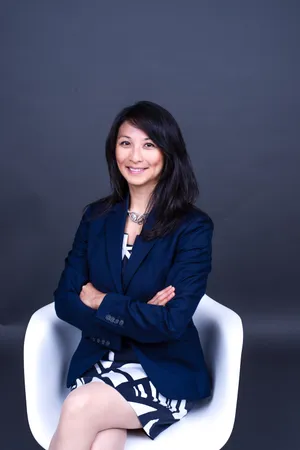 Headshot of Lynn Raebsamen